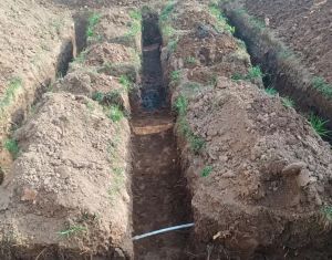 能否利用设备的金属构架作为接地线?